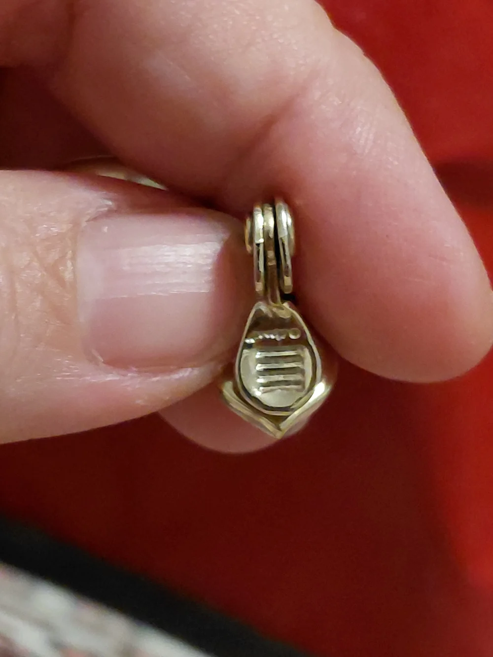 Vintage Disney Gold-Tone Brushed Oval Clover Clip-On Earrings Retro 90s